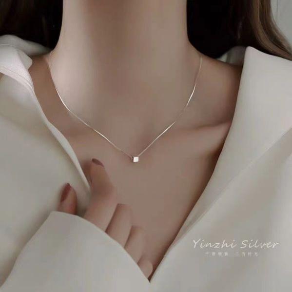 春季裙子与项链的优雅搭配